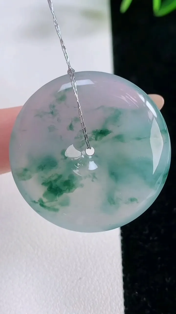 天然A货翡翠种飘花平安扣吊坠，尺寸32.7-5.9，重量:13.43g
11月26日