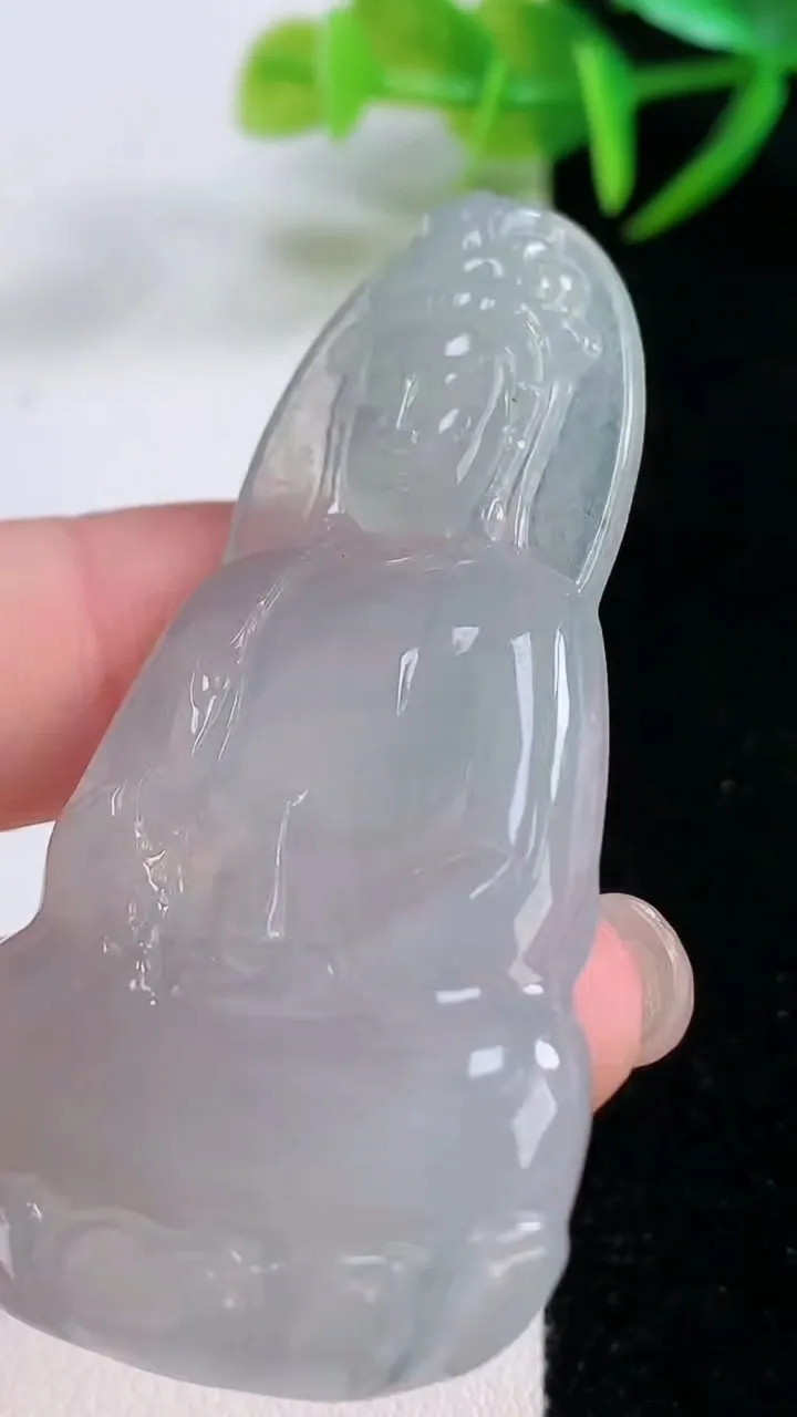 天然A货翡翠观音菩萨吊坠，尺寸59.4-32.5-5.6，重量:19.21g
11月26日