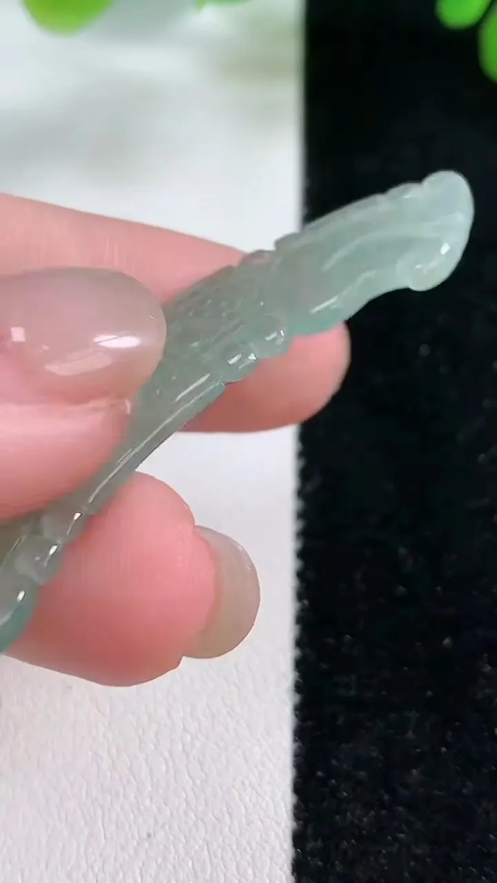 天然A货翡翠如意锁手牌，尺寸58.5-12-2.1，重:3.99g
11月26日