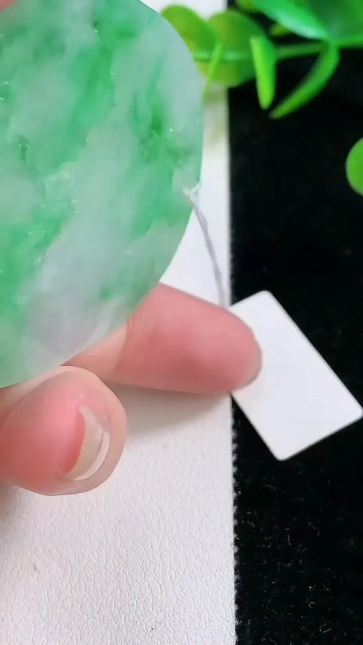 天然A货翡翠山水牌吊坠，尺寸56-49.3-4.8，重量:29.70g
11月26日