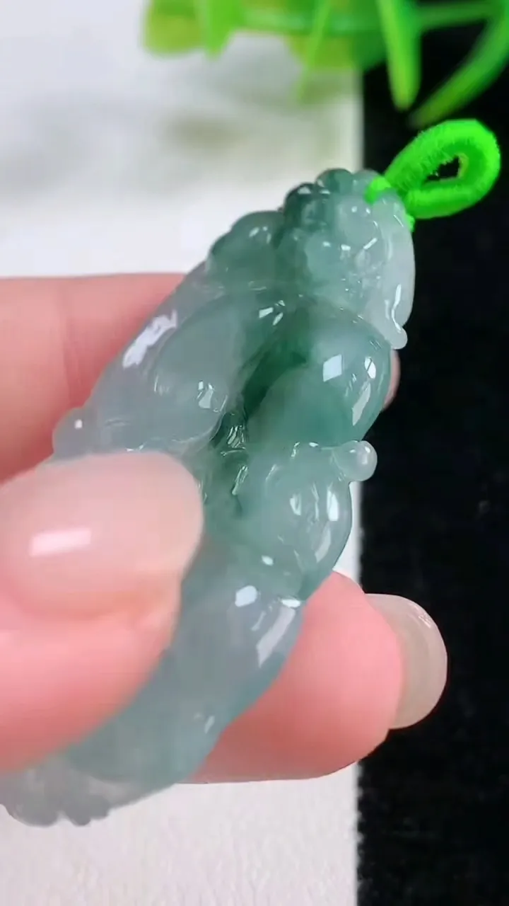 天然A货翡翠冰种飘花如意吊坠，尺寸47.7-26.4-4.2，重量:11.02g
11月26日