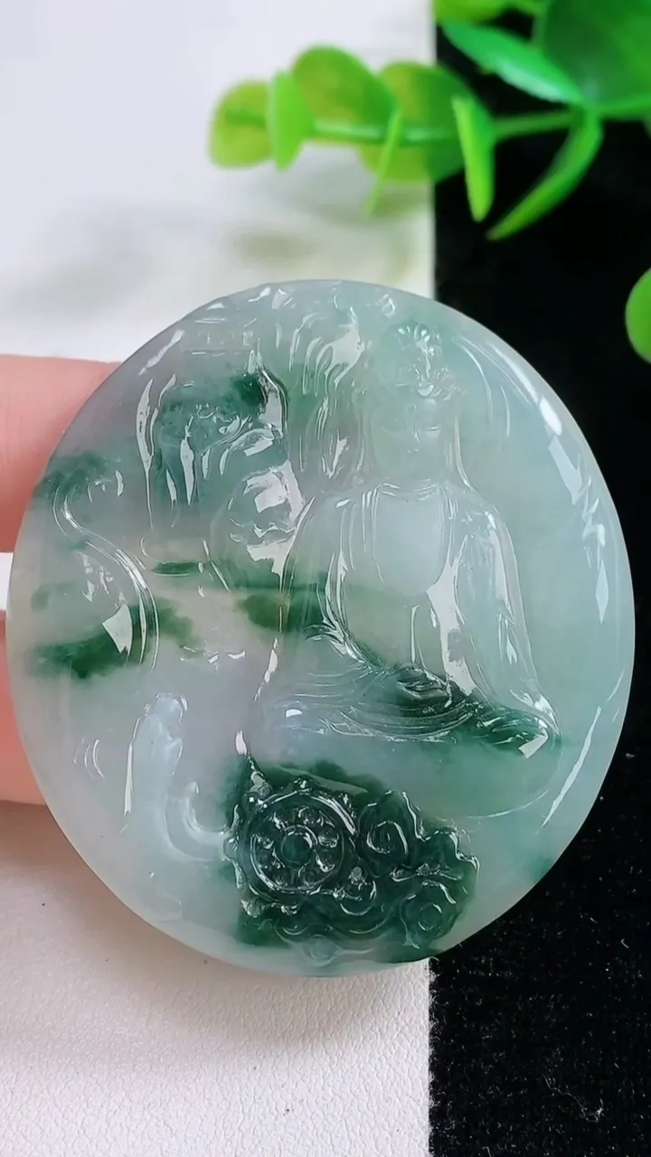 天然A货翡翠冰种飘花山水观音菩萨吊坠，尺寸53.7-48.4-5.9，重量:29.76g
11月26日