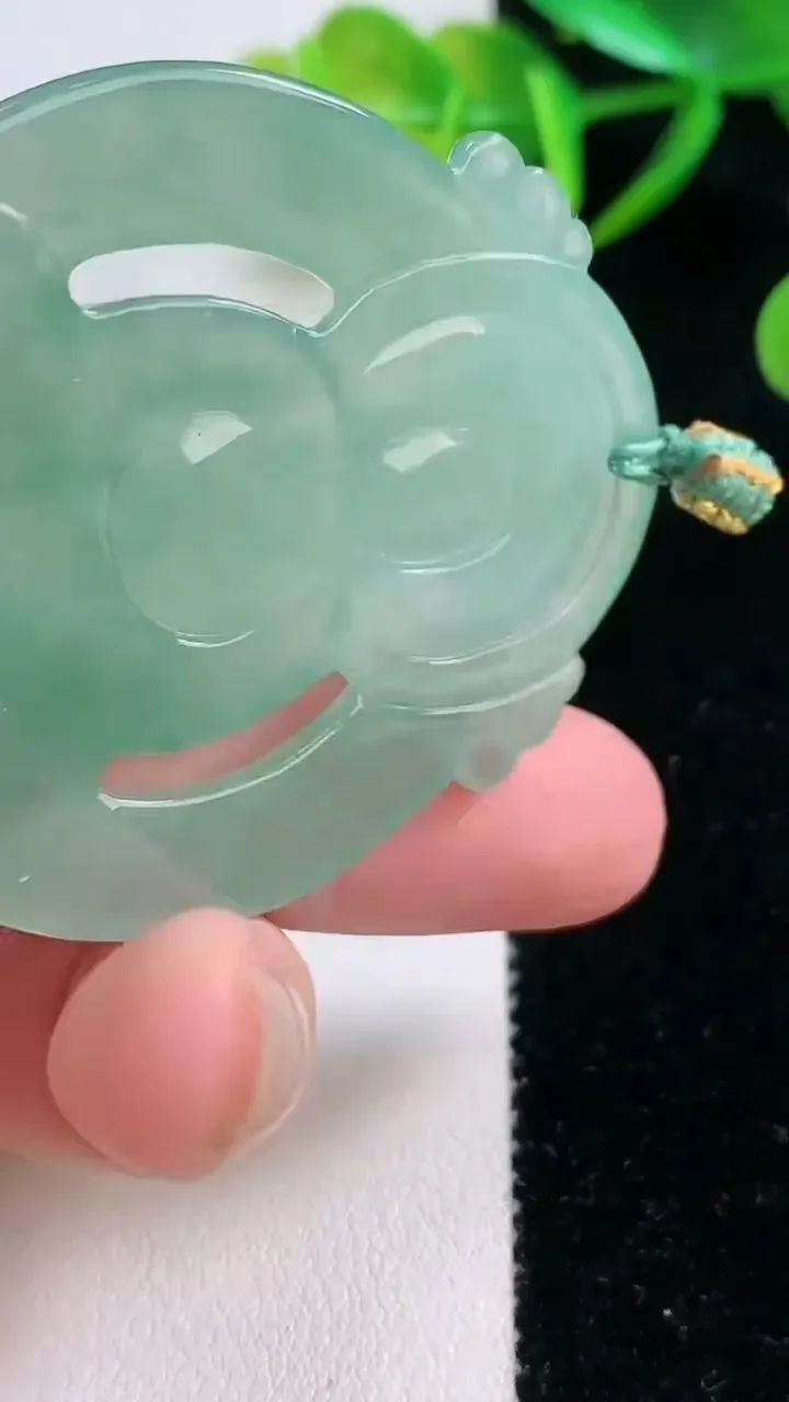 天然A货翡翠大日如来吊坠，尺寸50.2-43.7-5.4，重量:22.76g
11月26日