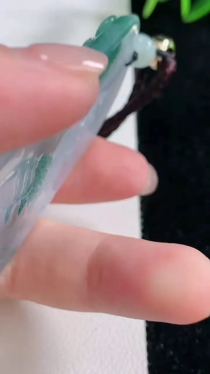 天然A货翡翠种飘花山水牌吊坠，尺寸65.5-42-5.7，重量:38.73g
11月26日