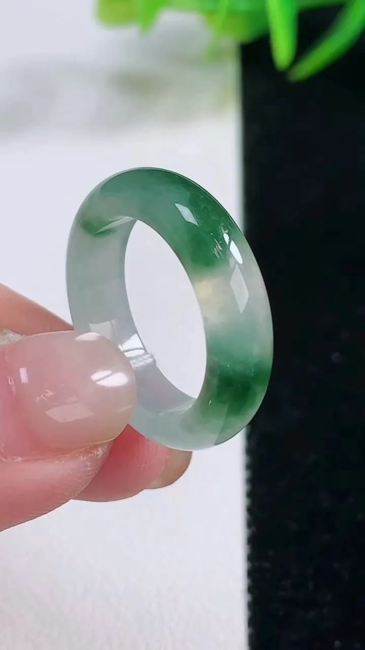 天然A货翡翠冰种飘花指环戒指，尺寸17.7-5-3.1，重量:4.00g2025年11月26日
工厂直销收藏佳品,种好水足，色泽均匀，有种有色，上手高大气！