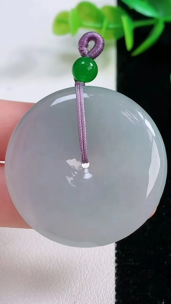 天然A货翡翠平安扣吊坠，尺寸38.6-6，重量:20.15g
11月26日