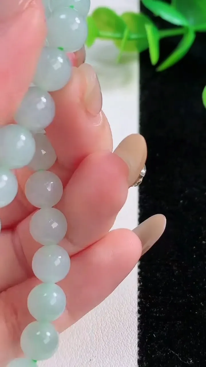 天然A货翡翠圆珠手串，尺寸8.2-23颗，重量:20.37g11月26日
工厂直销收藏佳品,种好水足，色泽均匀，有种有色，上手高大气！