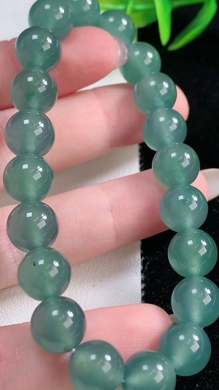 天然A货翡翠种蓝水圆珠手串，尺寸9.5-20颗，重量:31.14g11月26日
工厂直销收藏佳品,种好水足，色泽均匀，有种有色，上手高大气！