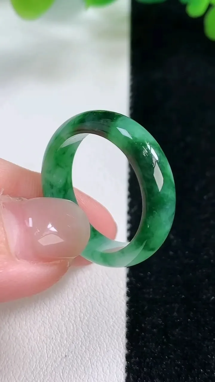 天然A货翡翠指环戒指，尺寸19.3-6.2-3.2，重:3.86g2025年11月26日
工厂直销收藏佳品,种好水足，色泽均匀，有种有色，上手高大气！