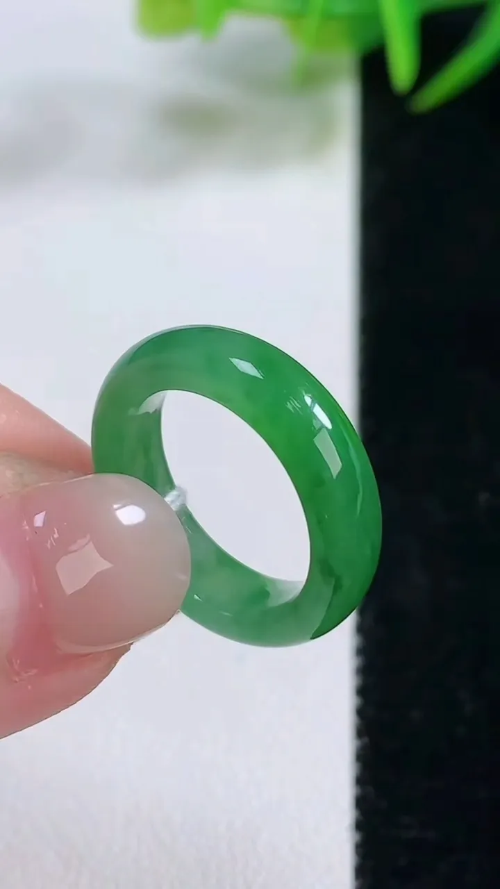 天然A货翡翠指环戒指，尺寸15.3-4.5-2.9，重量:2.98g2025年11月26日
工厂直销