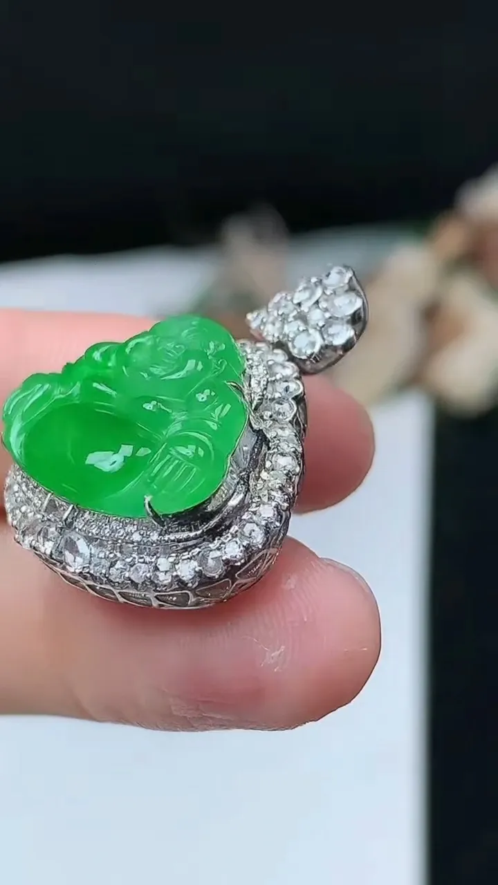 天然A货翡翠佛公吊坠，尺寸27.3-22.3-11，裸石14.3-18.7，重量:5.65g
11月26日