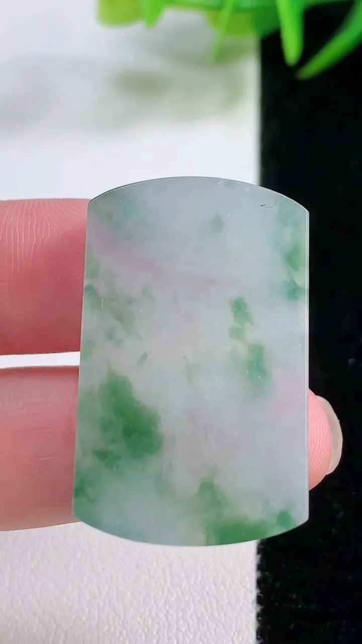 天然A货翡翠冰种飘花无事牌镶嵌件，尺寸33-20.6-5，重量:11.03g
11月26日