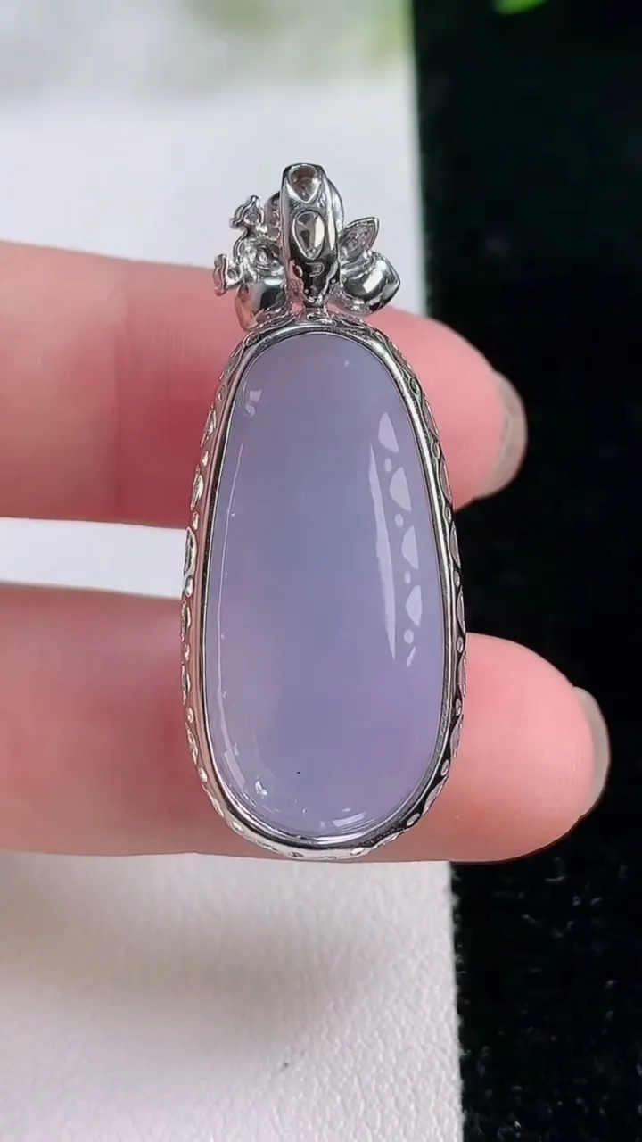 天然A货翡翠18K金紫罗兰福豆吊坠，尺寸37.2-15.2-8.3
11月26日