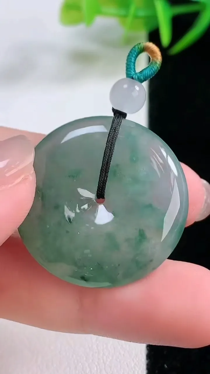 天然A货翡翠冰种飘花平安扣吊坠，尺寸27.5-5.4，重量:10.42g
11月26日