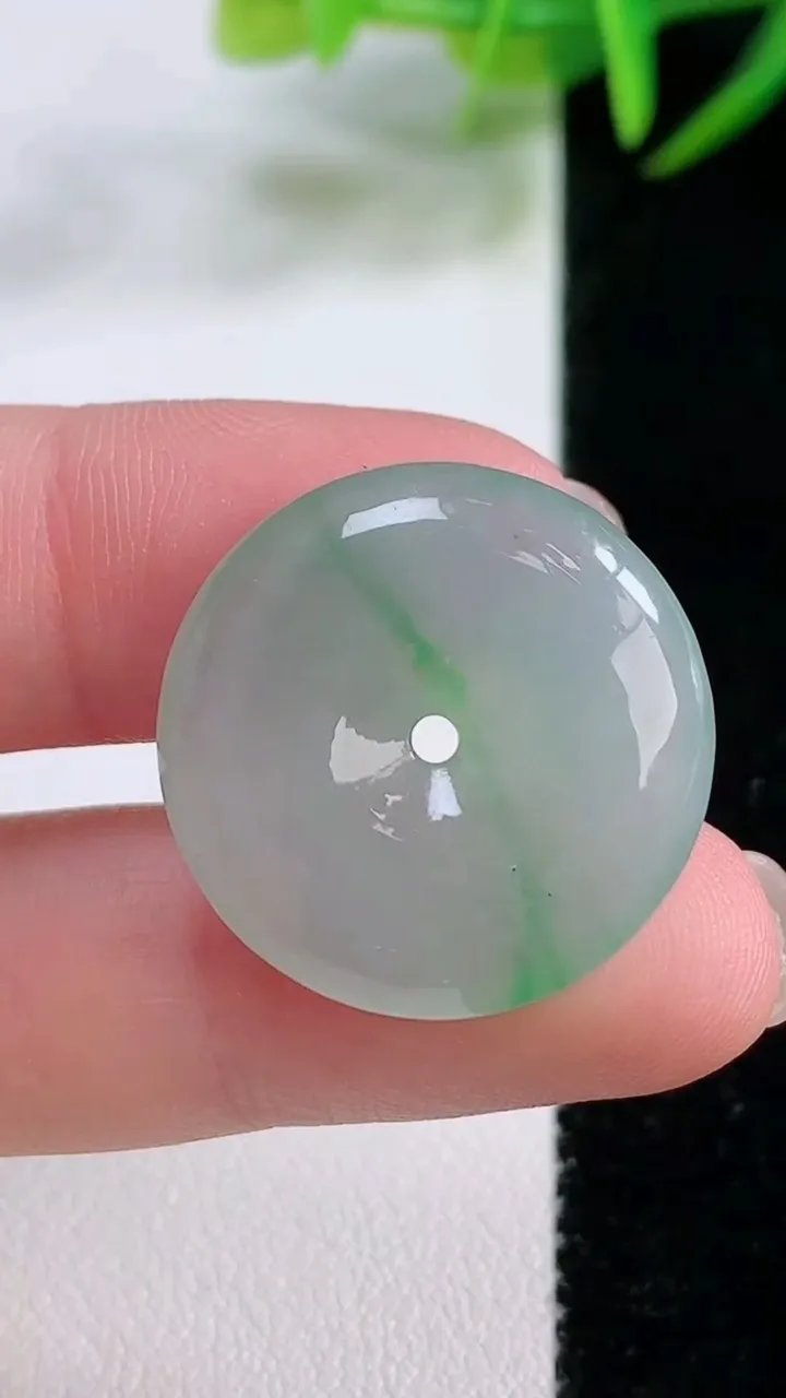 天然A货翡翠平安扣吊坠，尺寸23-5.8，重量:6.68g
11月26日