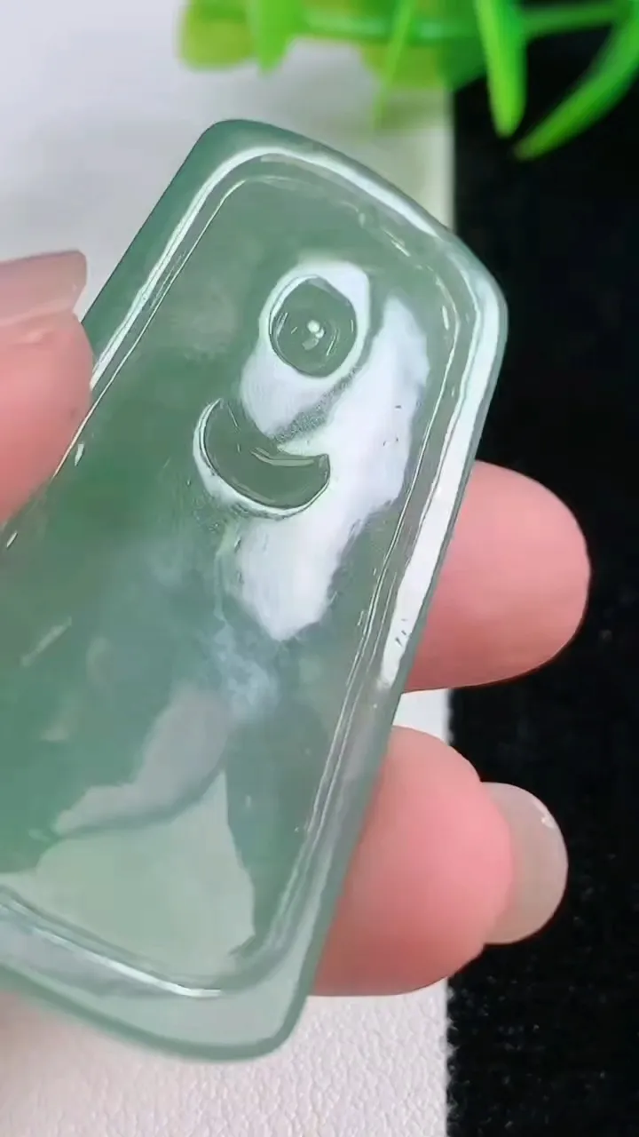 天然A货翡翠大日如来吊坠，尺寸52.8-25.7-5.6，重量:16.86g
11月26日