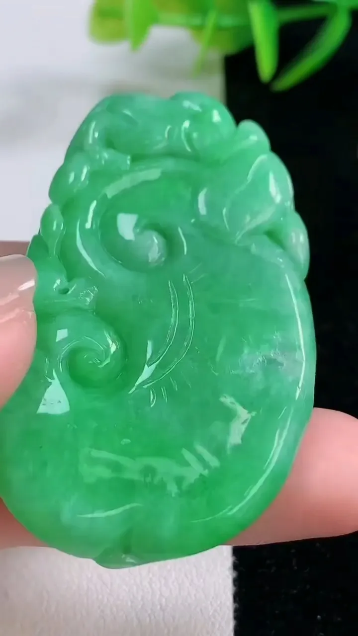 天然A货翡翠如意吊坠，尺寸56-33.3-8.4，重量:33.82g
11月26日