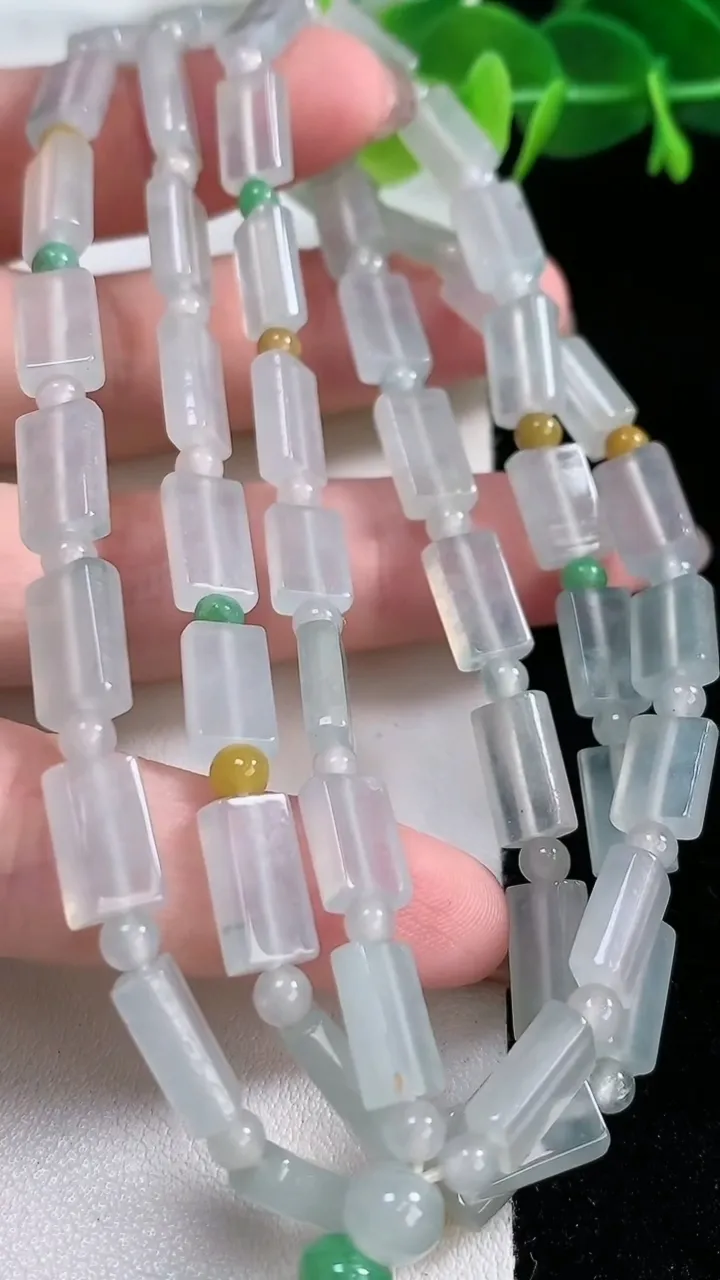 天然A货翡翠种飘花无事牌项链，尺寸10.3-6.2-3.3-53颗，重:37.38g11月26日
工厂直销收藏佳品,种好水足，色泽均匀，有种有色，上手高大气！