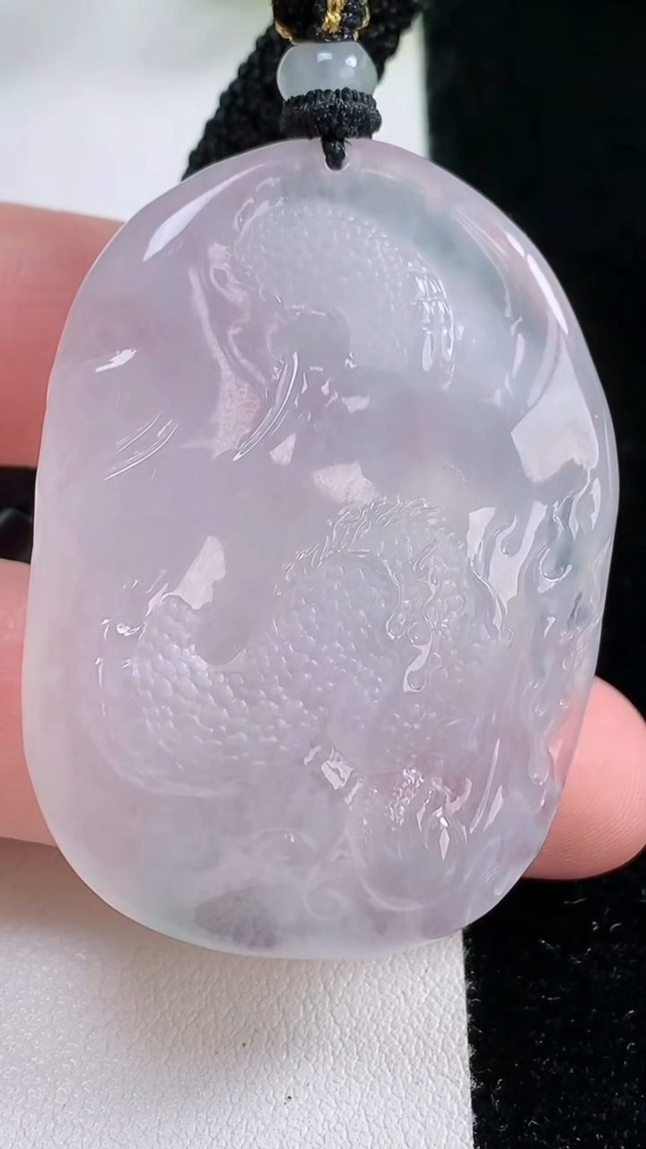 天然A货翡翠种白冰龙牌吊坠，尺寸46.2-33.2-10.2，重量:31.32g
11月26日
