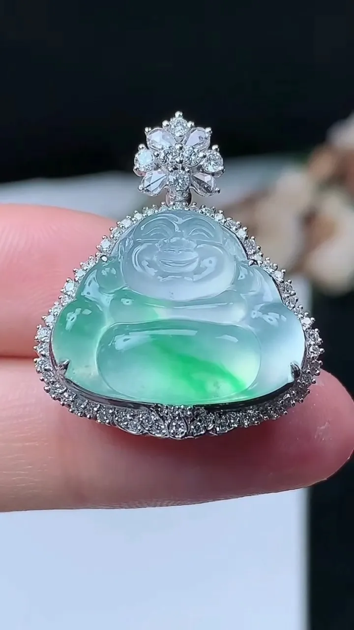 天然A货翡翠佛公吊坠，尺寸27.5-23.3-9.8裸石15.5-20，重量:6.67g
11月26日