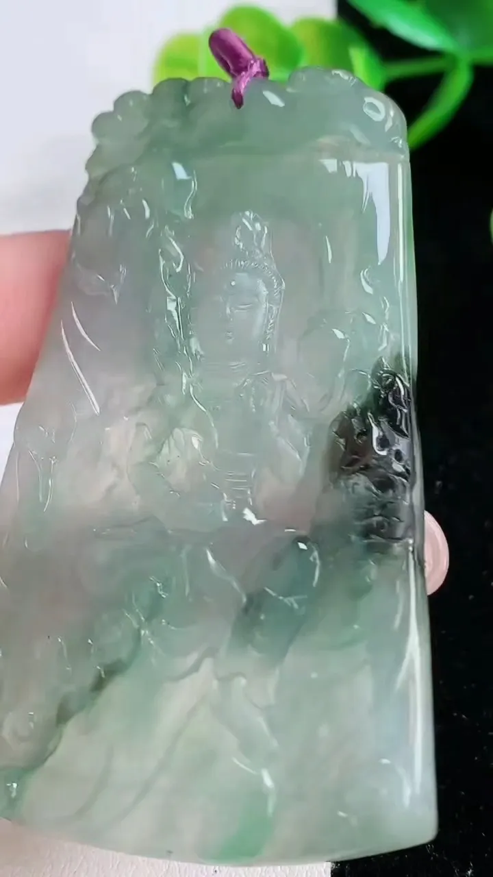 天然A货翡翠虚空藏菩萨吊坠，尺寸70-45.6-4.6，重量:31.41g
11月26日