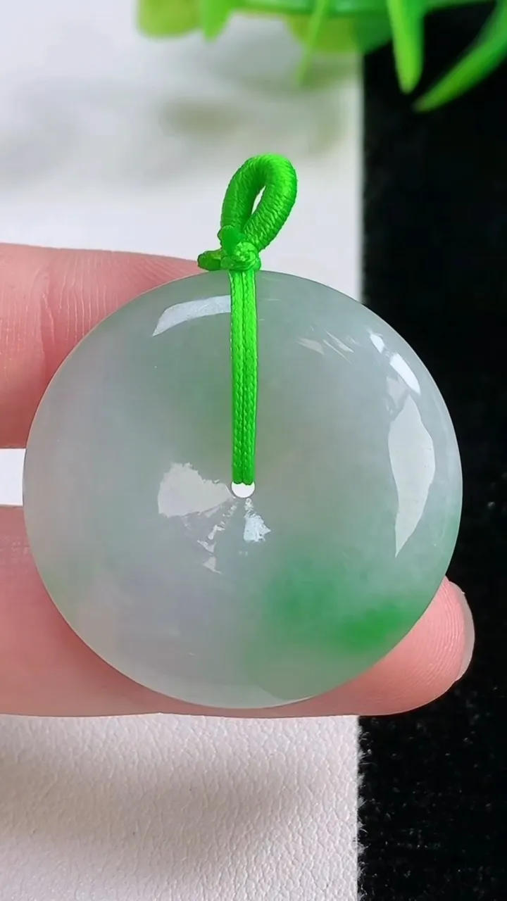 天然A货翡翠平安扣吊坠，尺寸31.8-6.4，重量:13.39g
11月26日