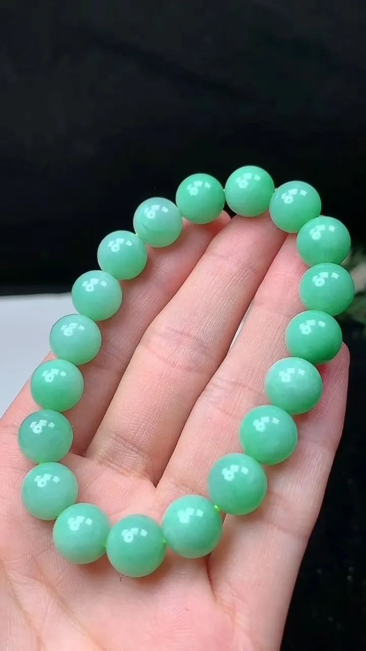 天然A货翡翠圆珠手串，尺寸9.9-19颗，重量:33.00g11月26日
工厂直销收藏佳品,种好水足，色泽均匀，有种有色，上手高大气！