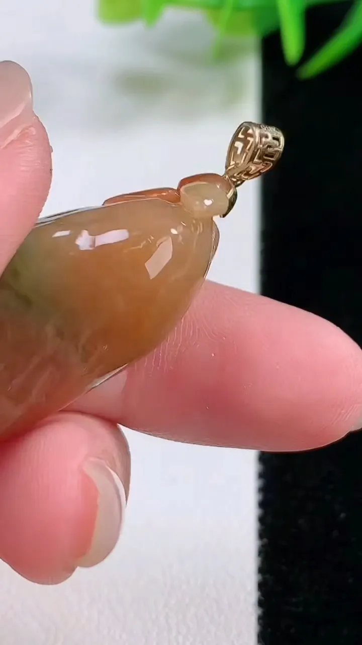 天然A货翡翠18K金双彩福瓜吊坠，尺寸32.2-14.4-12，重量:8.90g
11月26日