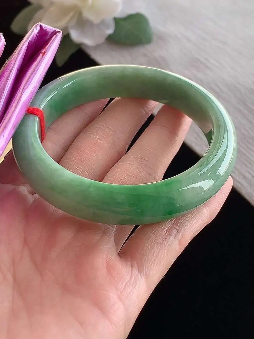 a货翡翠老坑冰润飘绿正装正圈手镯56-57圈口  尺寸56.8×12.6×8.8mm 1125