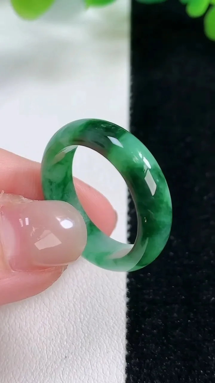 天然A货翡翠指环戒指，尺寸19.3-6.2-3.2，重:3.86g2025年11月26日
工厂直销收藏佳品,种好水足，色泽均匀，有种有色，上手高大气！