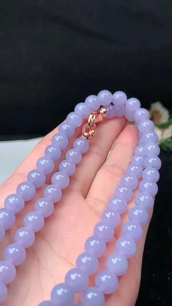 天然A货翡翠紫罗兰圆珠项链，尺寸8.2-70颗，重量:65.64g11月26日
工厂直销收藏佳品,种好水足，色泽均匀，有种有色，上手高大气！