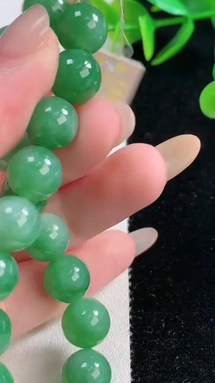 天然A货翡翠圆珠手串，尺寸9.8-19颗，重量:32.00g11月26日
工厂直销收藏佳品,种好水足，色泽均匀，有种有色，上手高大气！