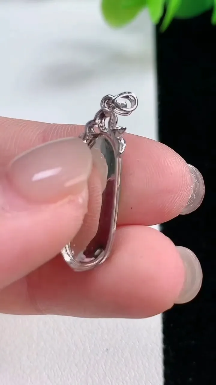 天然A货翡翠福豆吊坠，尺寸27.3-8.3-4.6，裸石20-7.3重:1.72g
11月26日