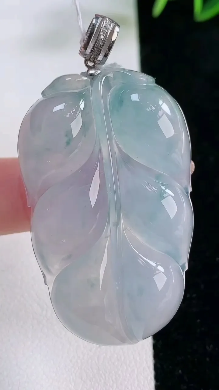 天然A货翡翠种飘花金枝玉叶 叶子吊坠，尺寸46.8-28.4-7.3，重量:21.31g
11月26