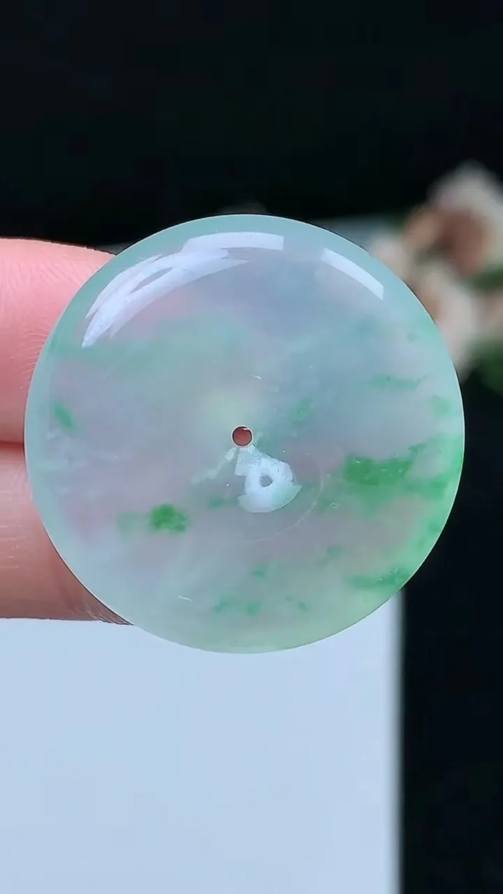 天然A货翡翠平安扣吊坠，尺寸27.7-5.7，重量:9.14g
11月26日