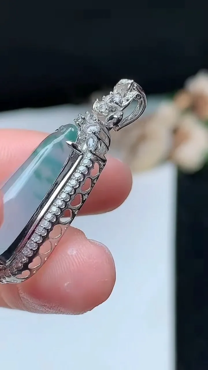 天然A货翡翠飘花福瓜吊坠，尺寸35.5-14.2-9.9，裸石22.4-11.6，重量:4.28g
11月26日，重量:4.28g