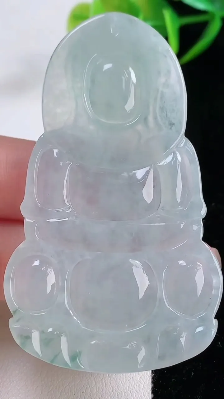 天然A货翡翠冰种飘花观音菩萨吊坠，尺寸67.5-39.3-5.6，重量:26.75g
11月26日