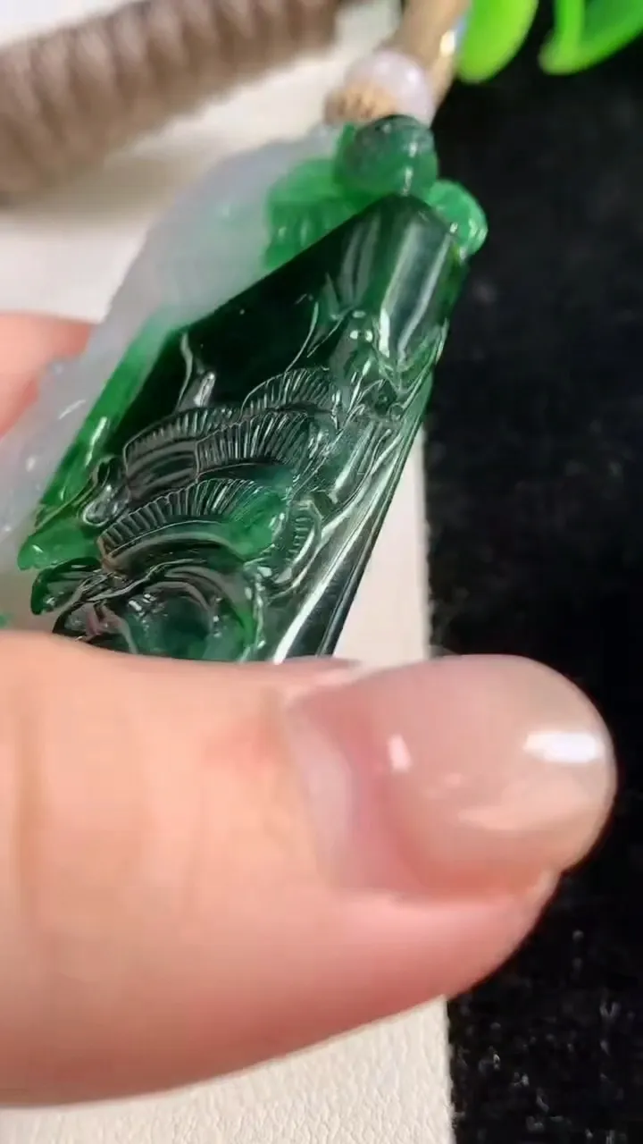 天然A货翡翠今非昔比 蜥蜴吊坠，尺寸71-43-9.3，重量:65.91g
11月26日