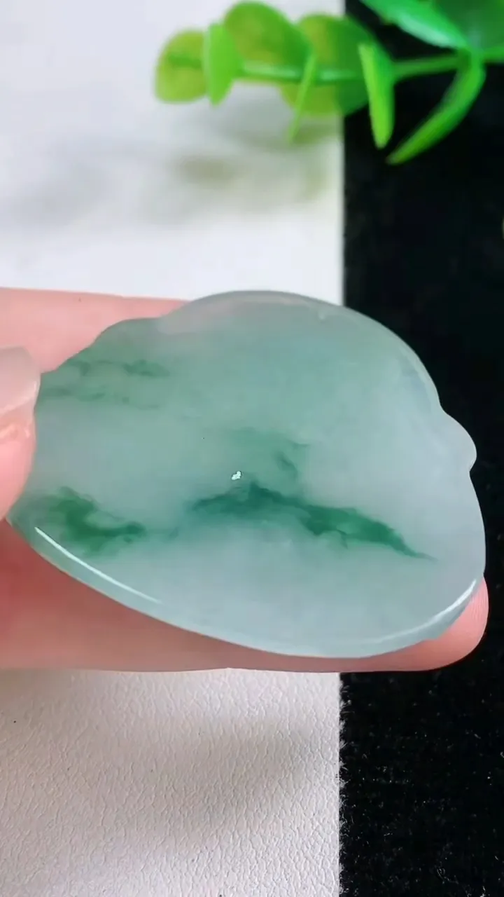 天然A货翡翠飘花财神爷吊坠，尺寸41.7-43.7-5.5，重量:20.13g
11月26日