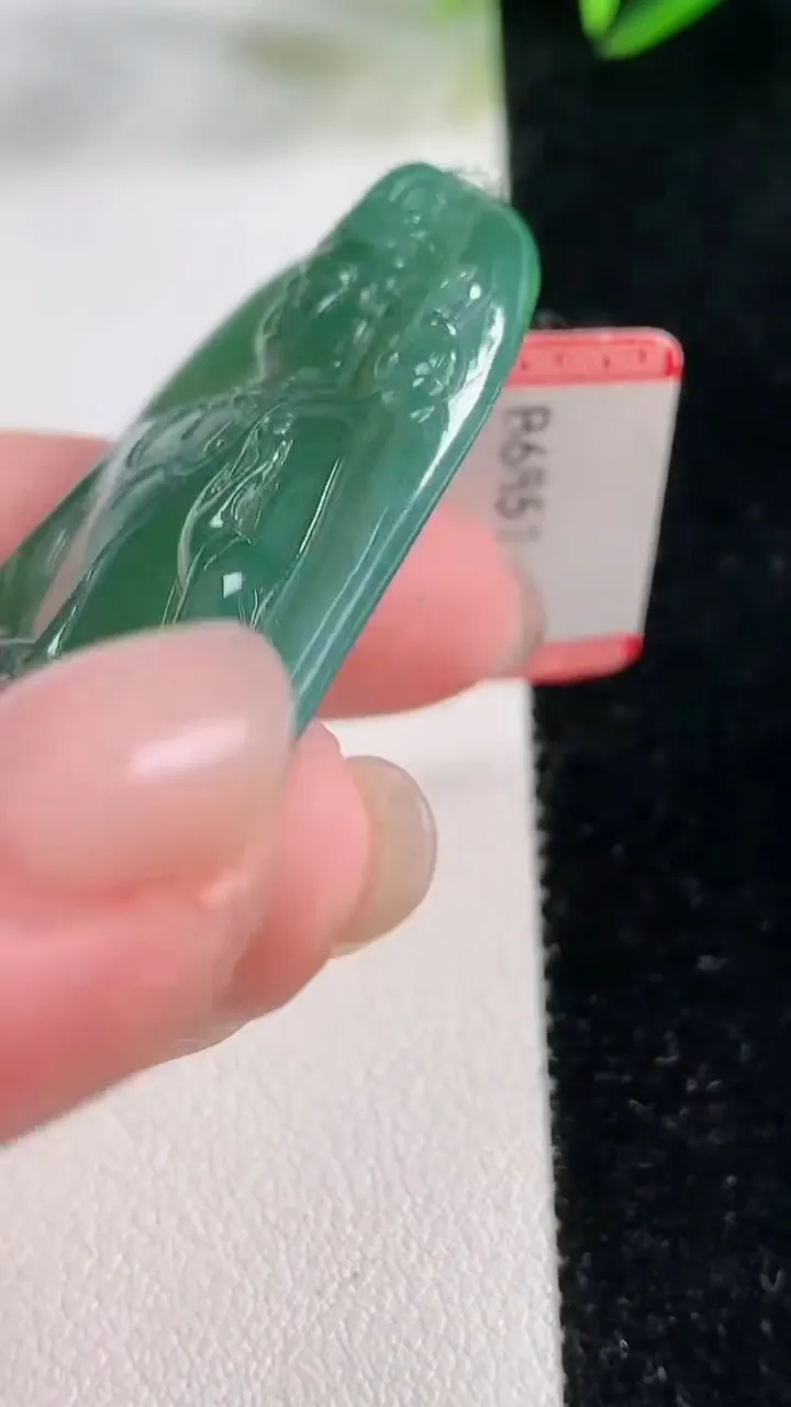 天然A货翡翠大势至菩萨吊坠，尺寸54-34.8-5.6，重量:20.99g
11月26日