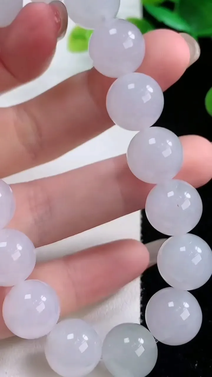 天然A货翡翠圆珠手串，尺寸12-17颗，重量:56.40g11月26日
工厂直销收藏佳品,种好水足，色泽均匀，有种有色，上手高大气！