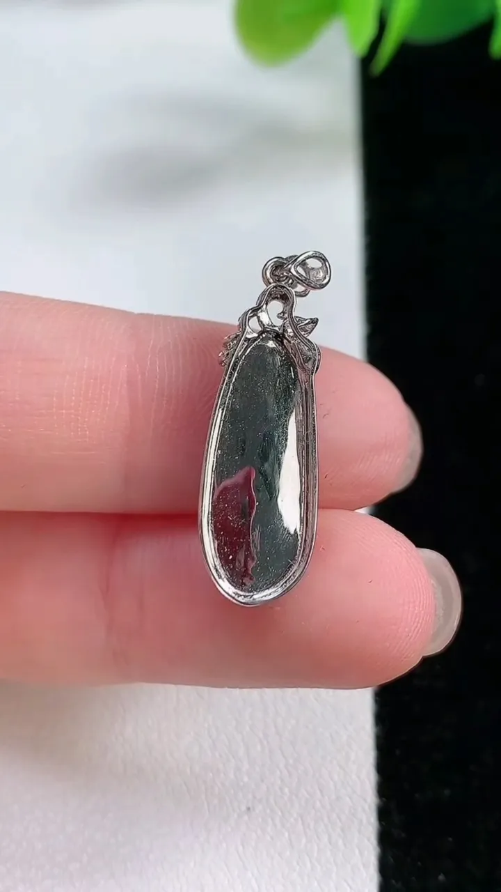 天然A货翡翠福豆吊坠，尺寸27.3-8.3-4.6，裸石20-7.3重:1.72g
11月26日