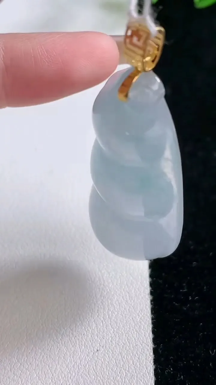 天然A货翡翠种飘花福豆吊坠，尺寸47-21-9.6，重量:15.33g
11月26日