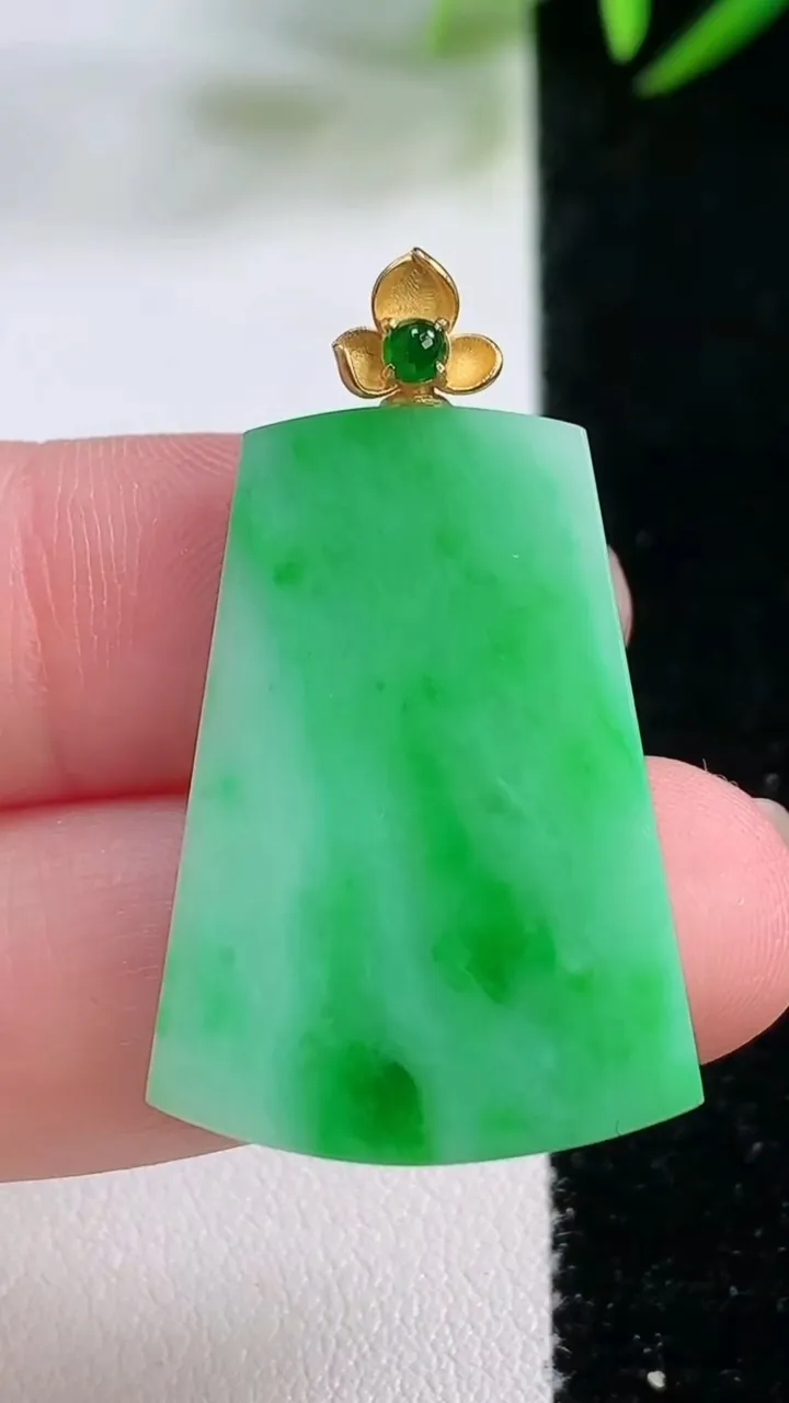 天然A货翡翠无事牌吊坠，尺寸29-21.6-2.7，重量:5.15g
11月26日