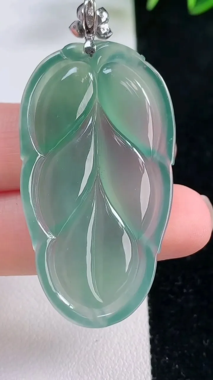天然A货翡翠金枝玉叶 叶子吊坠，尺寸46.2-26-4.5，重量:14.80g
11月26日