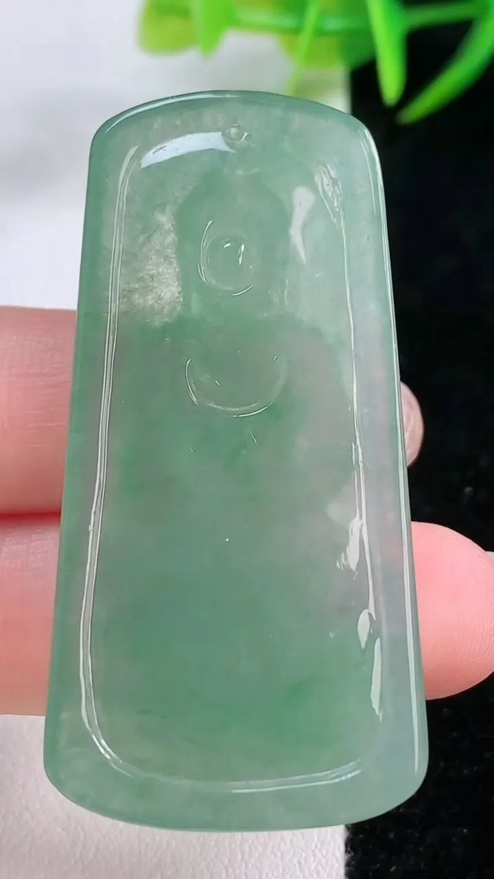 天然A货翡翠大日如来吊坠，尺寸52.8-25.7-5.6，重量:16.86g
11月26日