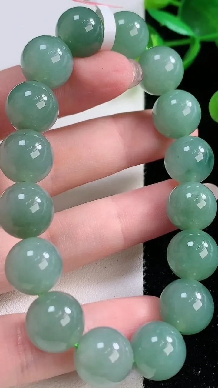 天然A货翡翠圆珠手串，尺寸12.3-16颗，重量:52.67g11月26日
工厂直销收藏佳品,种好水足，色泽均匀，有种有色，上手高大气！