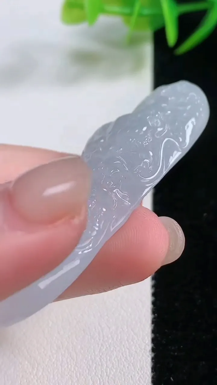 天然A货翡翠龙牌吊坠，尺寸62.3-25.7-10.6，重量:28.15g
11月26日