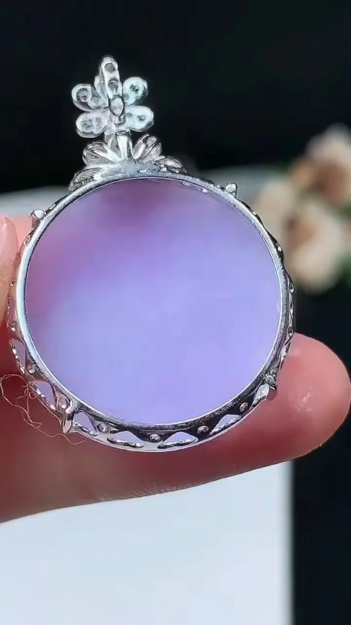 天然A货翡翠k金紫罗兰无事牌吊坠，尺寸23.8-6，重量:5.30g
11月26日