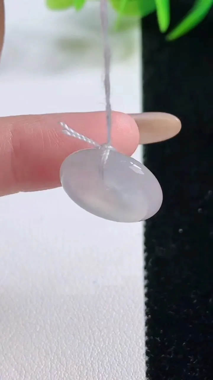 天然A货翡翠平安扣吊坠，尺寸16.6-4.3，重量:2.77g
11月26日